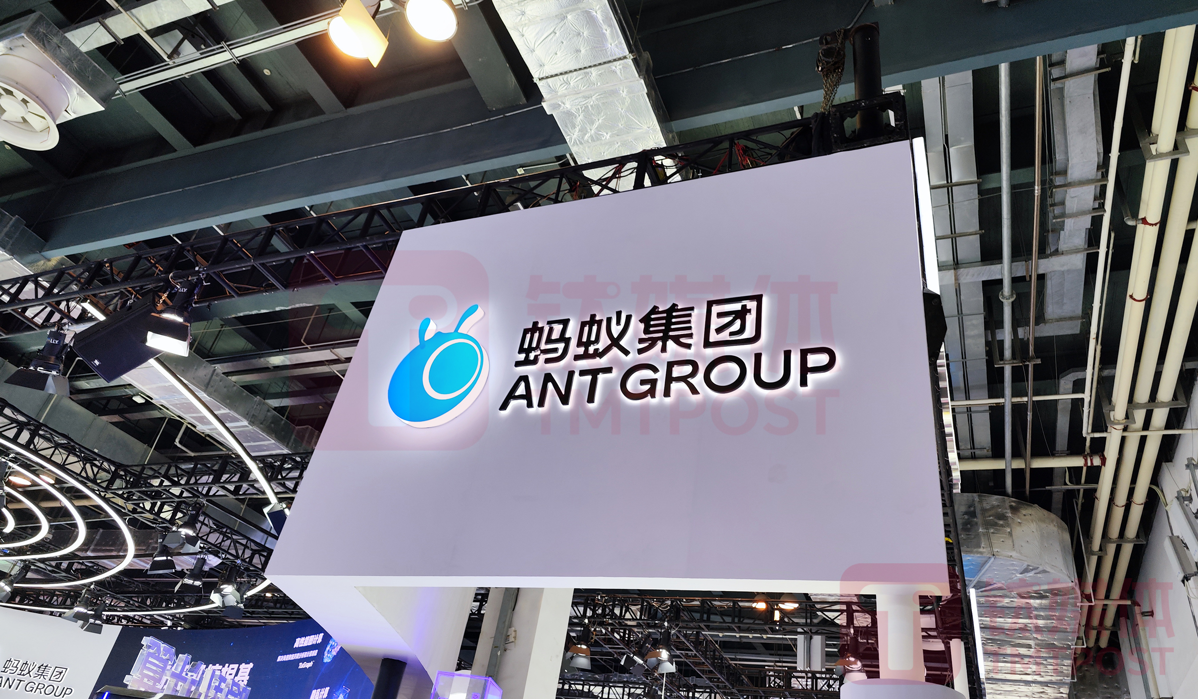 蚂蚁集团发布2900亿参数金融大模型-牛仔AI